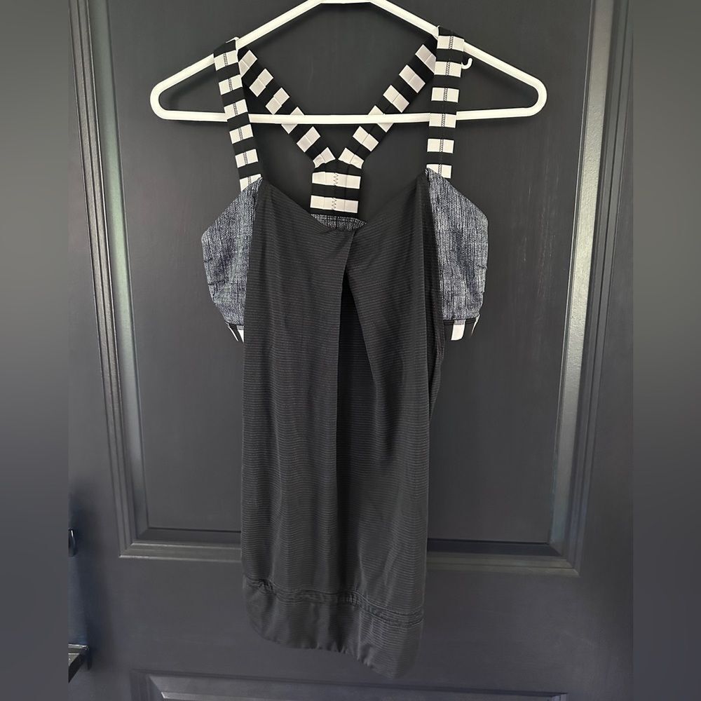 Lululemon Restless Run Tank Top Black White Stripe Built in Bra Sinch Waist Sz 6